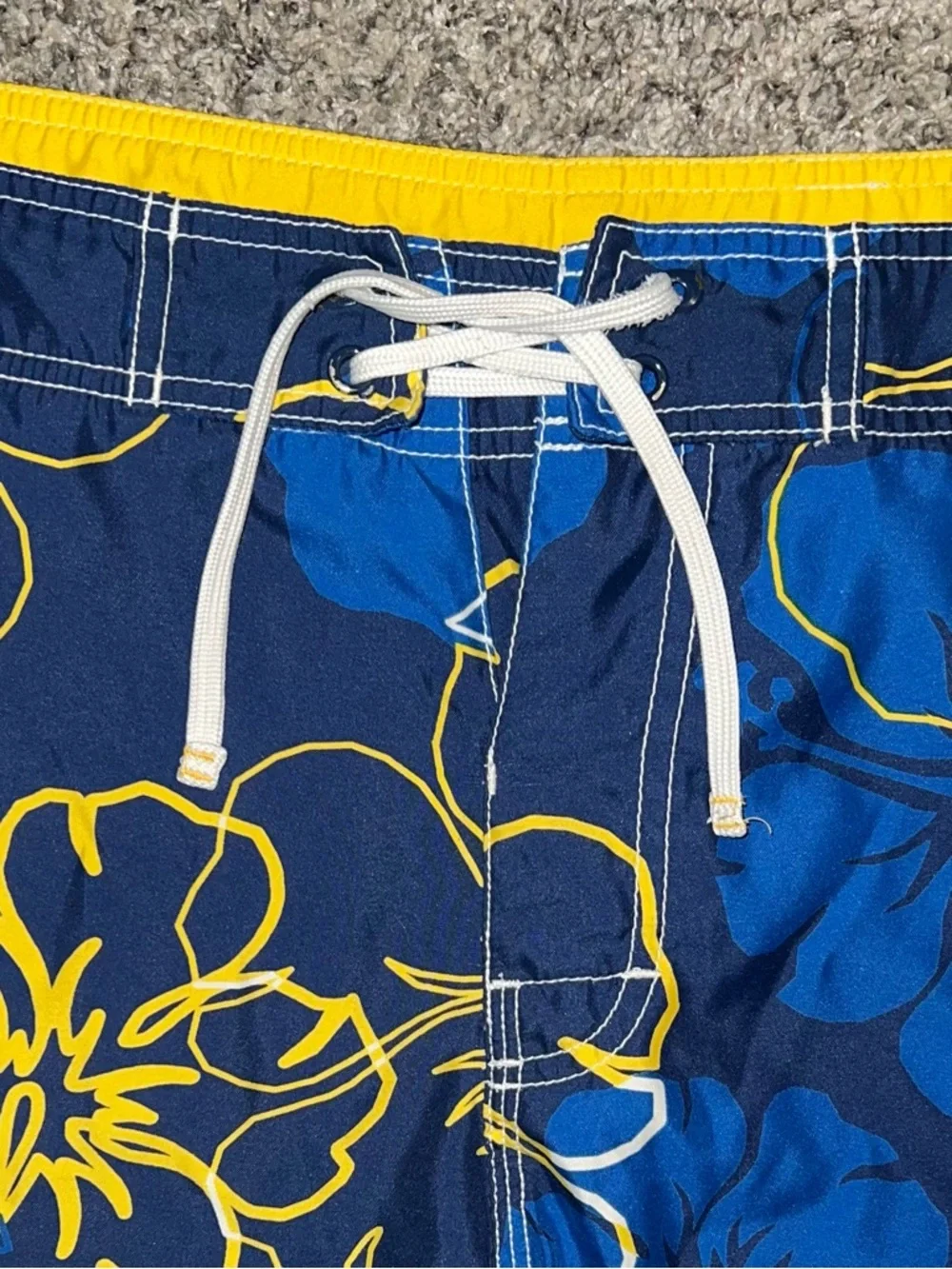 American Eagle Outifitters Board Shorts Floral Hibiscus Swim Cargo! Size 33.